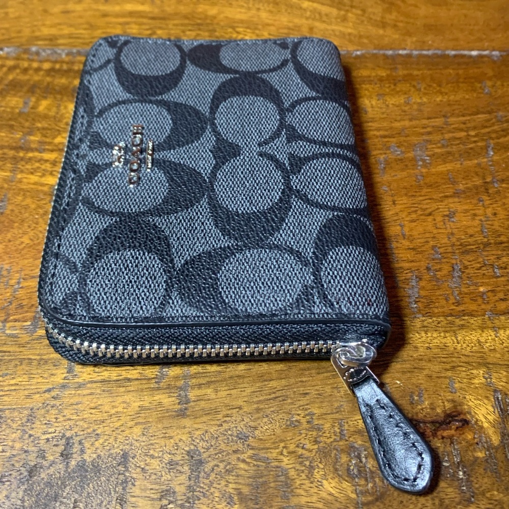 Coach Wallet with zipper arround , brand new, No tag, never used.